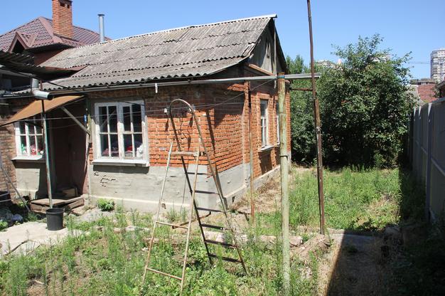 Продаётся дом с земельным участком в центре города